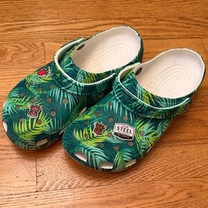 Crocs Men’s Size 10 Tropical Green with 4 unique Jibbitz Like NEW